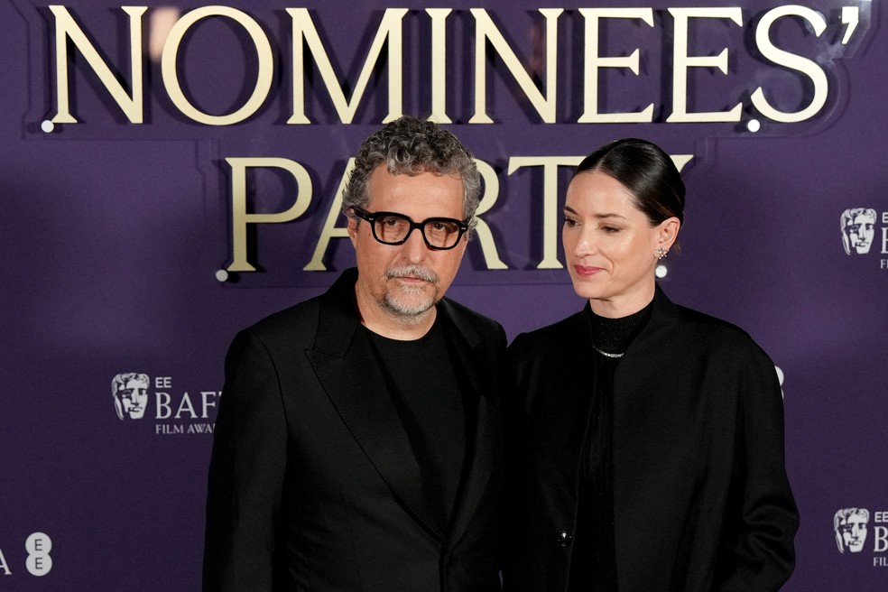 Kleber Mendonça Filho e Emilie Lesclaux na festa de indicados ao Bafta, no sábado (21) — Foto: REUTERS/Carlos Jasso