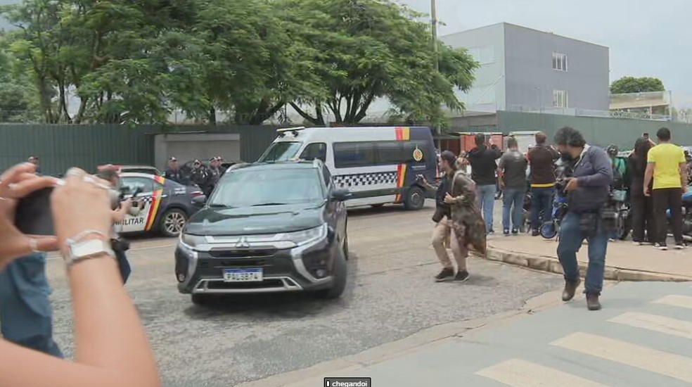 Bolsonaro chega ao hospital para realizar exames. &mdash; Foto: Reprodu&ccedil;&atilde;o/ TV Globo