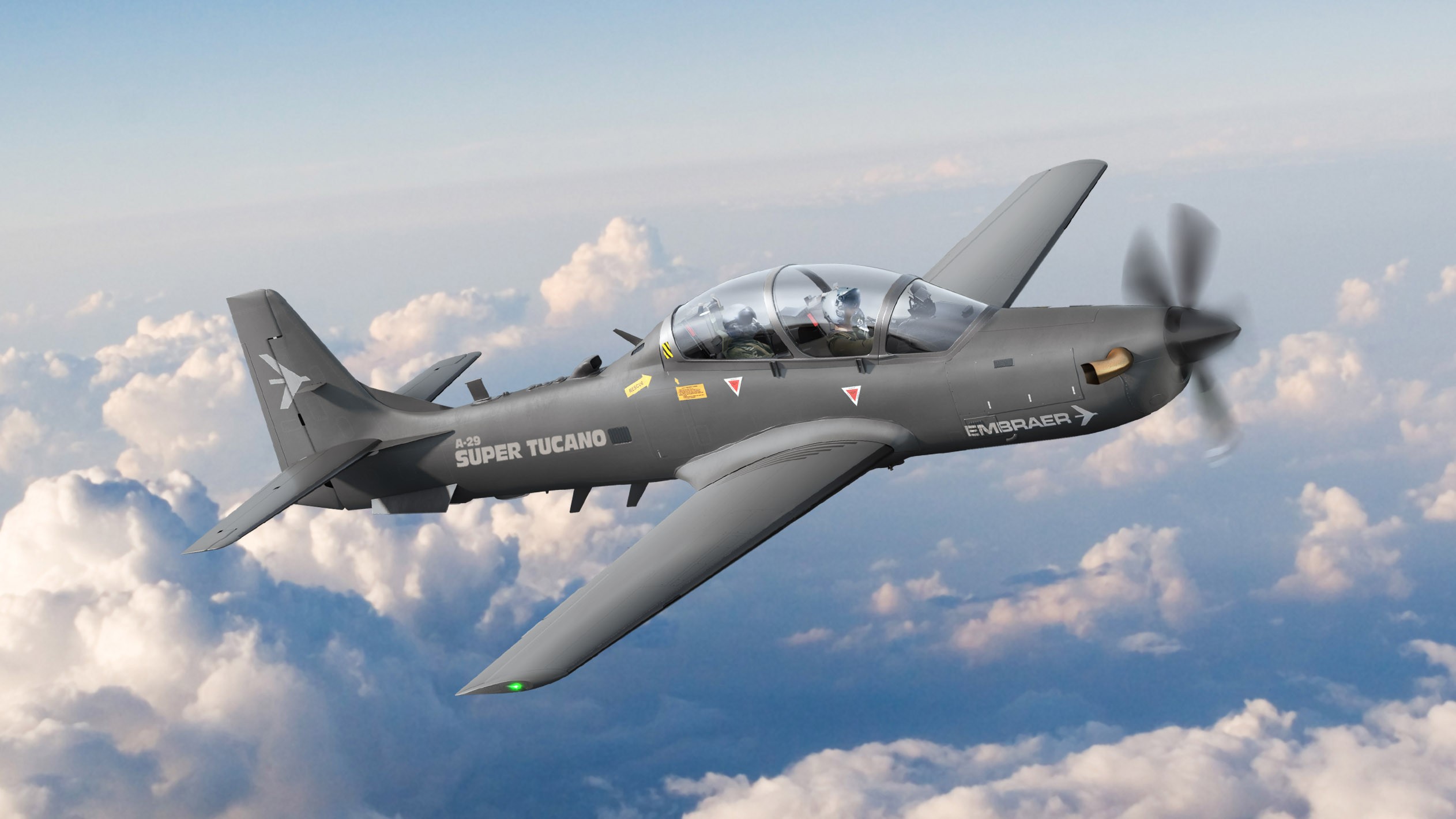 Embraer anuncia acordo com cliente no continente africano para venda de quatro caças Super Tucano