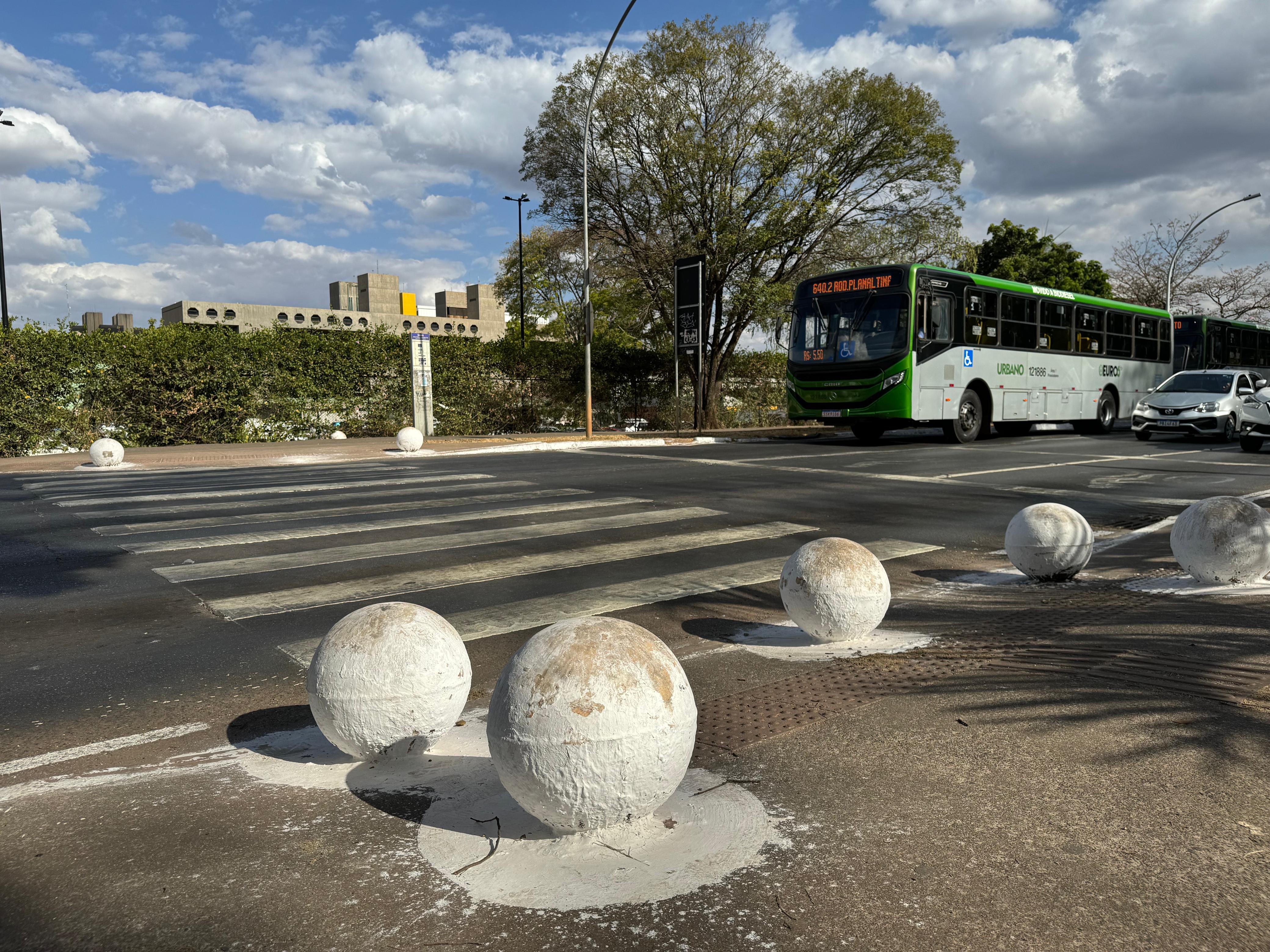 Após polêmica, consórcio começa a retirar esferas de concreto da área central de Brasília; compare