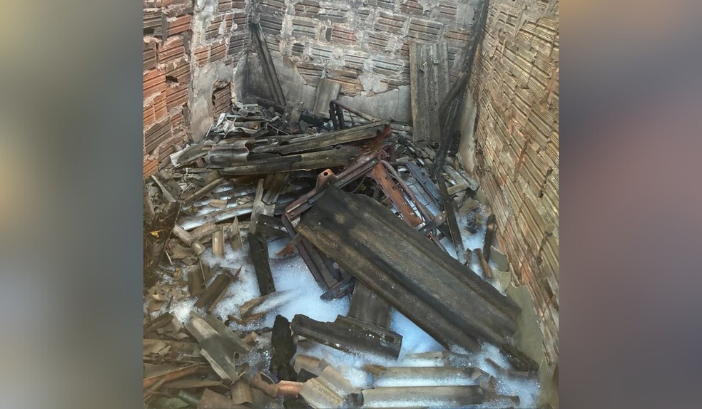 Incêndio atinge residência e destrói veículos estacionados em Euclides da Cunha Paulista (SP) — Foto: Pontal News/Imagem Cedida