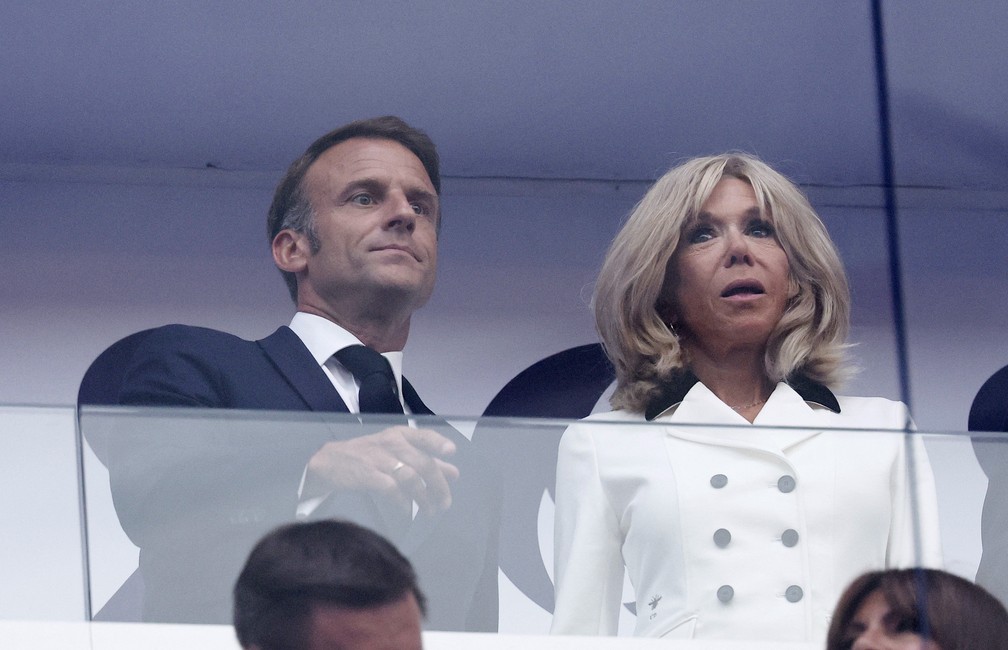 O presidente da França, Emmanuel Macron, e sua esposa, Brigitte Macron, antes da cerimônia de encerramento das Olimpíadas de Paris 2024 — Foto: Gonzalo Fuentes/Reuters