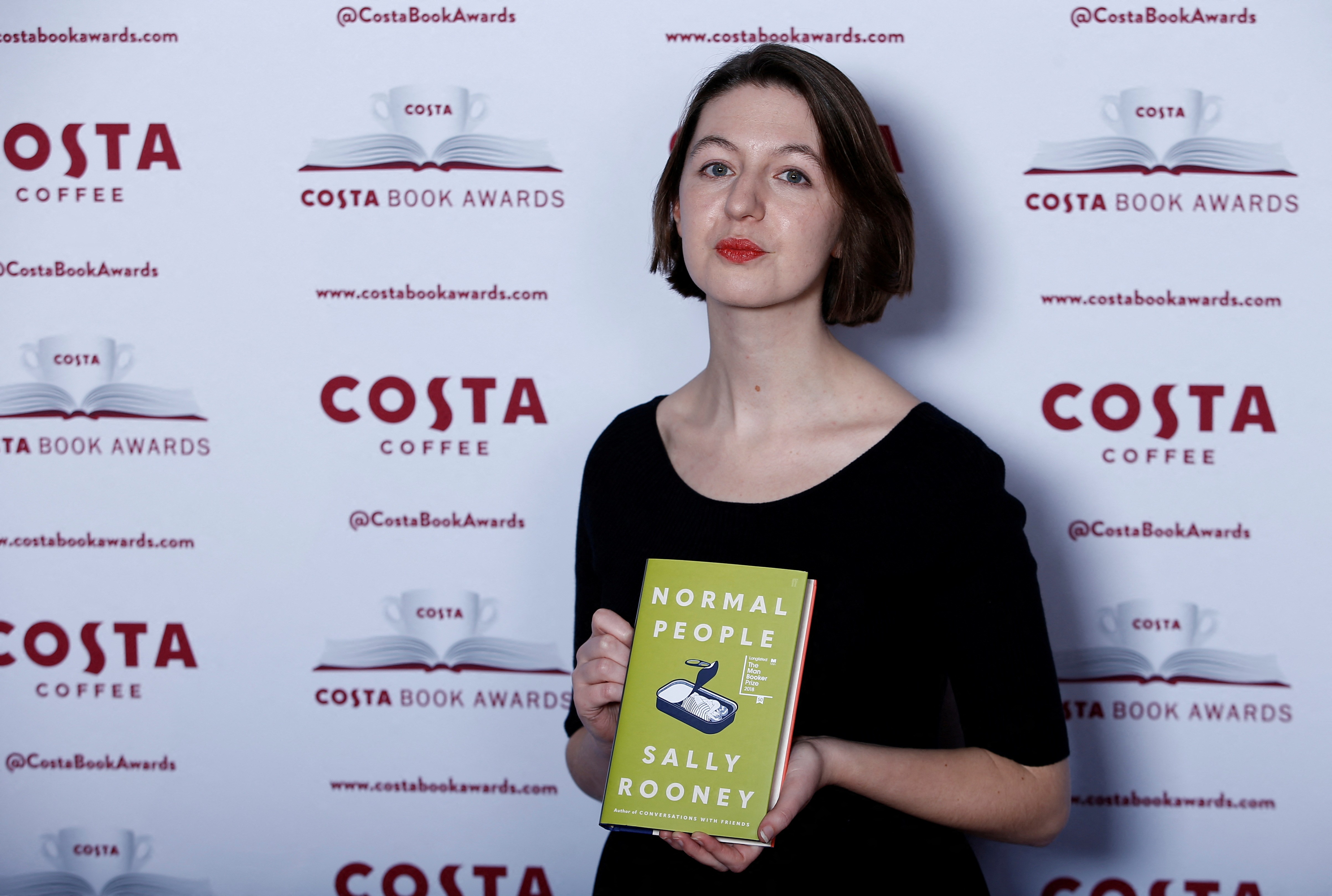 Sally Rooney deixará de ter livros distribuídos no Reino Unido após apoiar grupo pró-Palestina classificado como terrorista