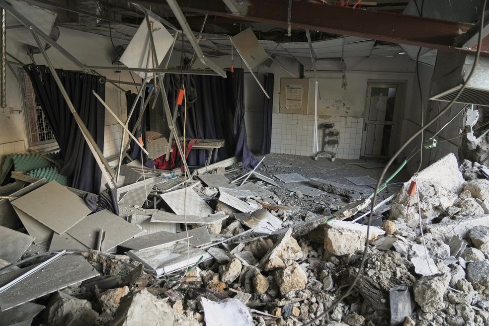 As enfermarias ambulatoriais e laboratoriais do hospital Al-Ahli Arab Baptist são vistas após serem atingidas por um ataque do exército israelense no sábado à noite, após um alerta emitido pelo exército para evacuar pacientes, em Gaza, domingo, 13 de abril de 2025. — Foto: AP News