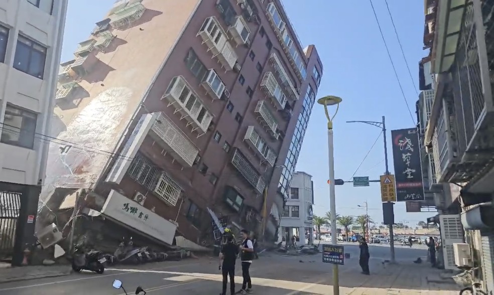 Prédio ficou inclinado na cidade de Hualien, em Taiwan, após forte terremoto em 3 de abril de 2024 — Foto: TVBS