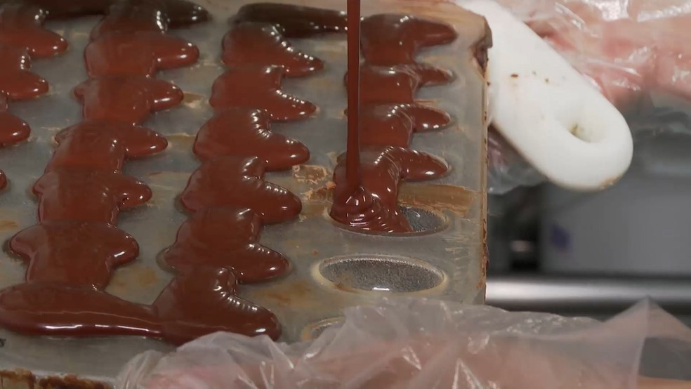 Chocolate de café despertou a curiosidade de clientes de fábrica em Domingos Martins, Espírito Santo — Foto: Reprodução/TV Gazeta