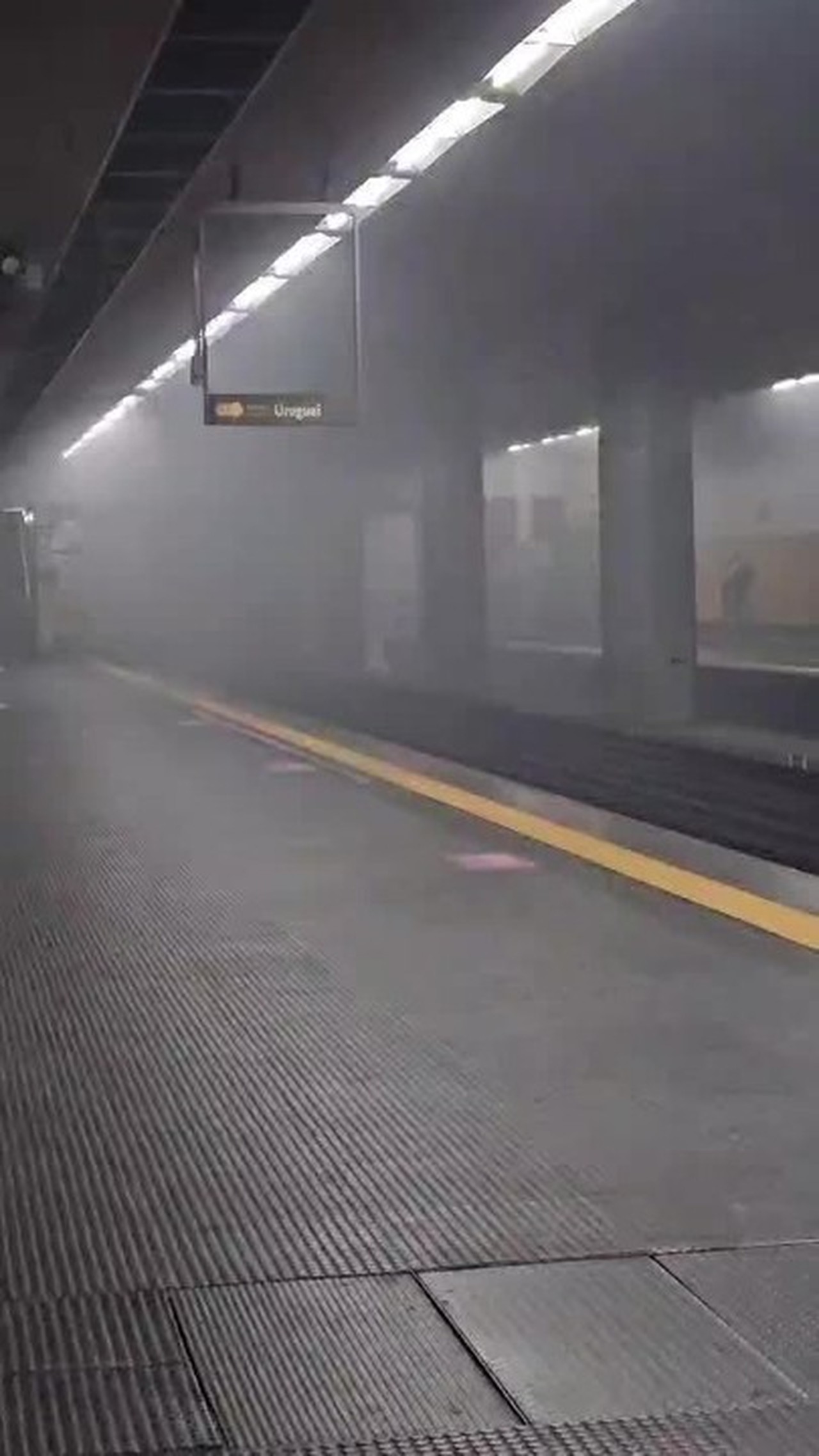 Incêndio atinge área perto da Estação Praça Onze do metrô
