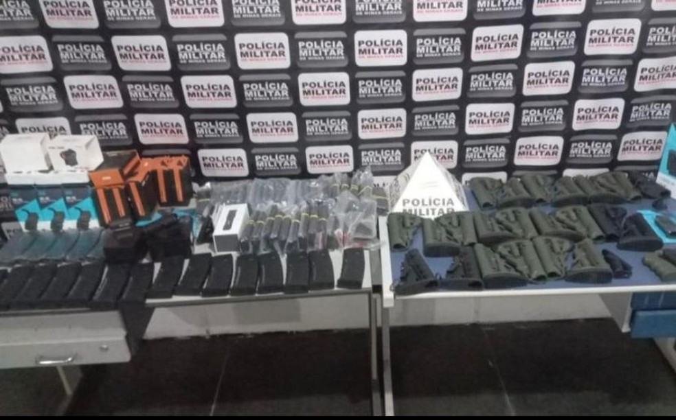 Peças de fuzis de Silas Carvalho, de acordo com depoimento do seu motorista, foram apreendidas pela PM de Minas Gerais em julho — Foto: Divulgação