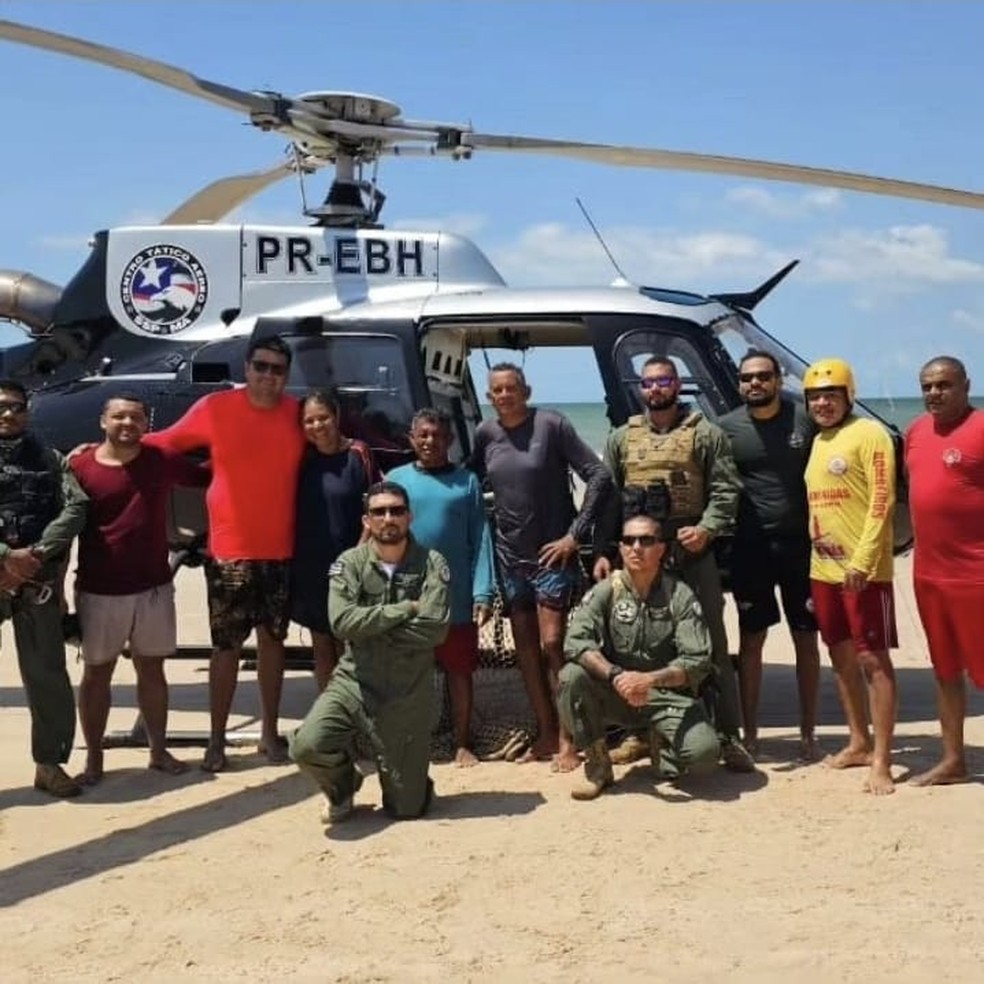 Equipe de resgate junto com tripulantes do barco que afundou, na Baía do Curupu, região de São José de Ribamar — Foto: Divulgação/Corpo de Bombeiros
