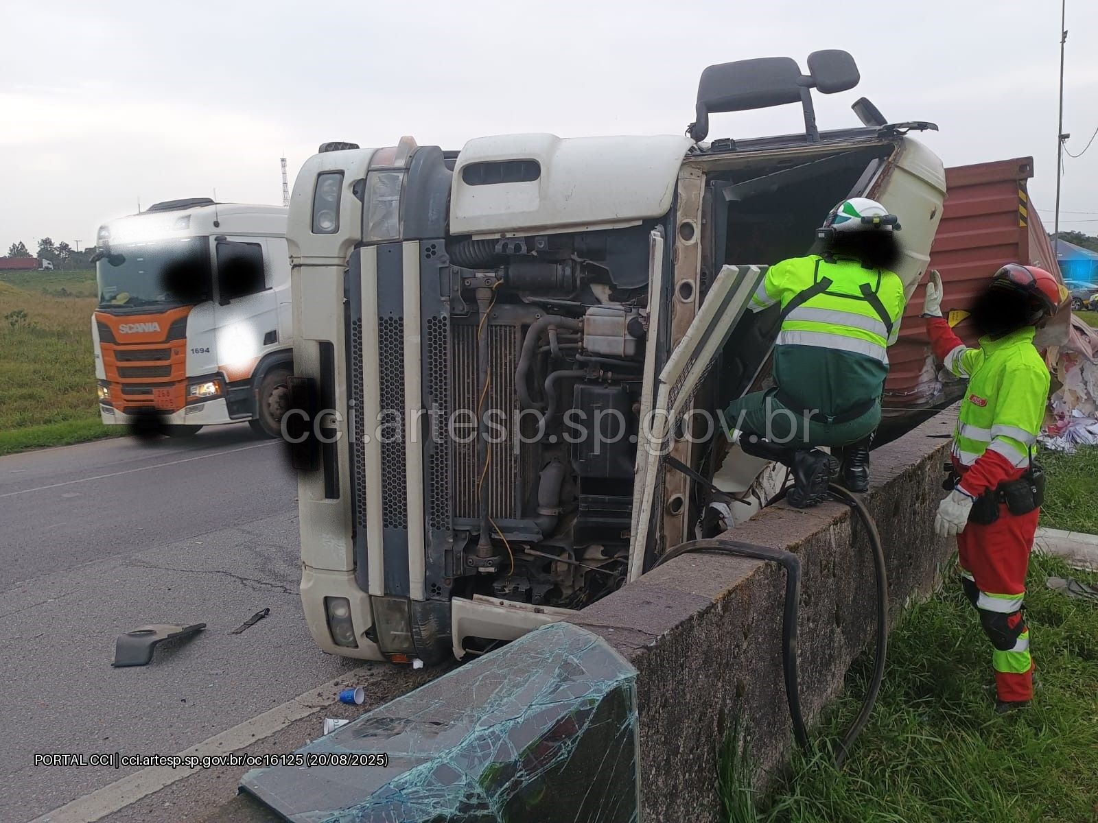 Motorista de caminhão morre após bater em mureta na Rodovia Imigrantes, no ABC Paulista