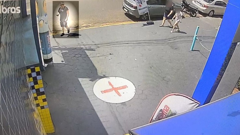 1 de 5
Imagens mostram o suspeito quando solicitou a viagem e entrou no ve&iacute;culo da v&iacute;tima em Bauru &mdash; Foto: C&acirc;mera de seguran&ccedil;a/ Reprodu&ccedil;&atilde;o