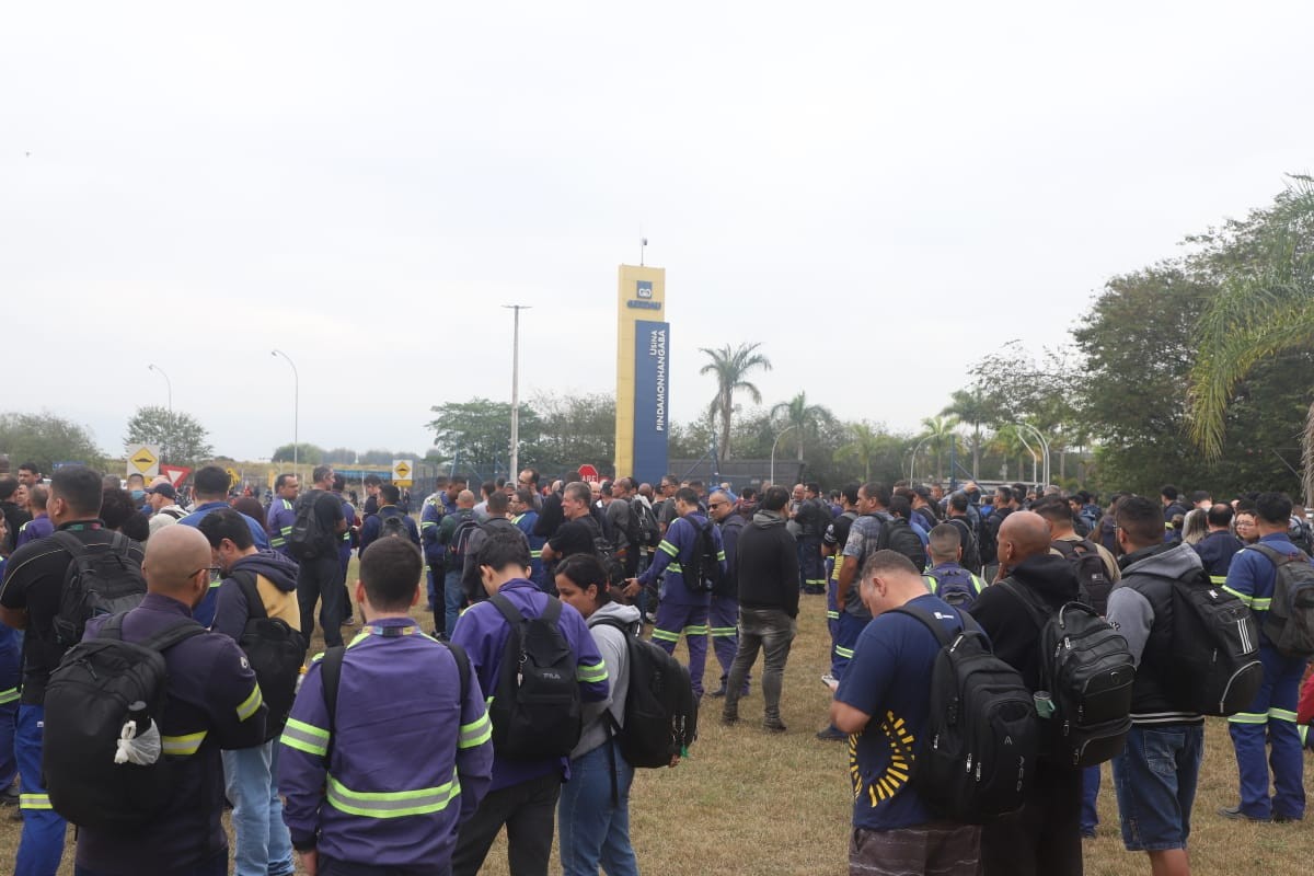 Funcionários da Gerdau protestam contra 400 demissões na fábrica de Pindamonhangaba