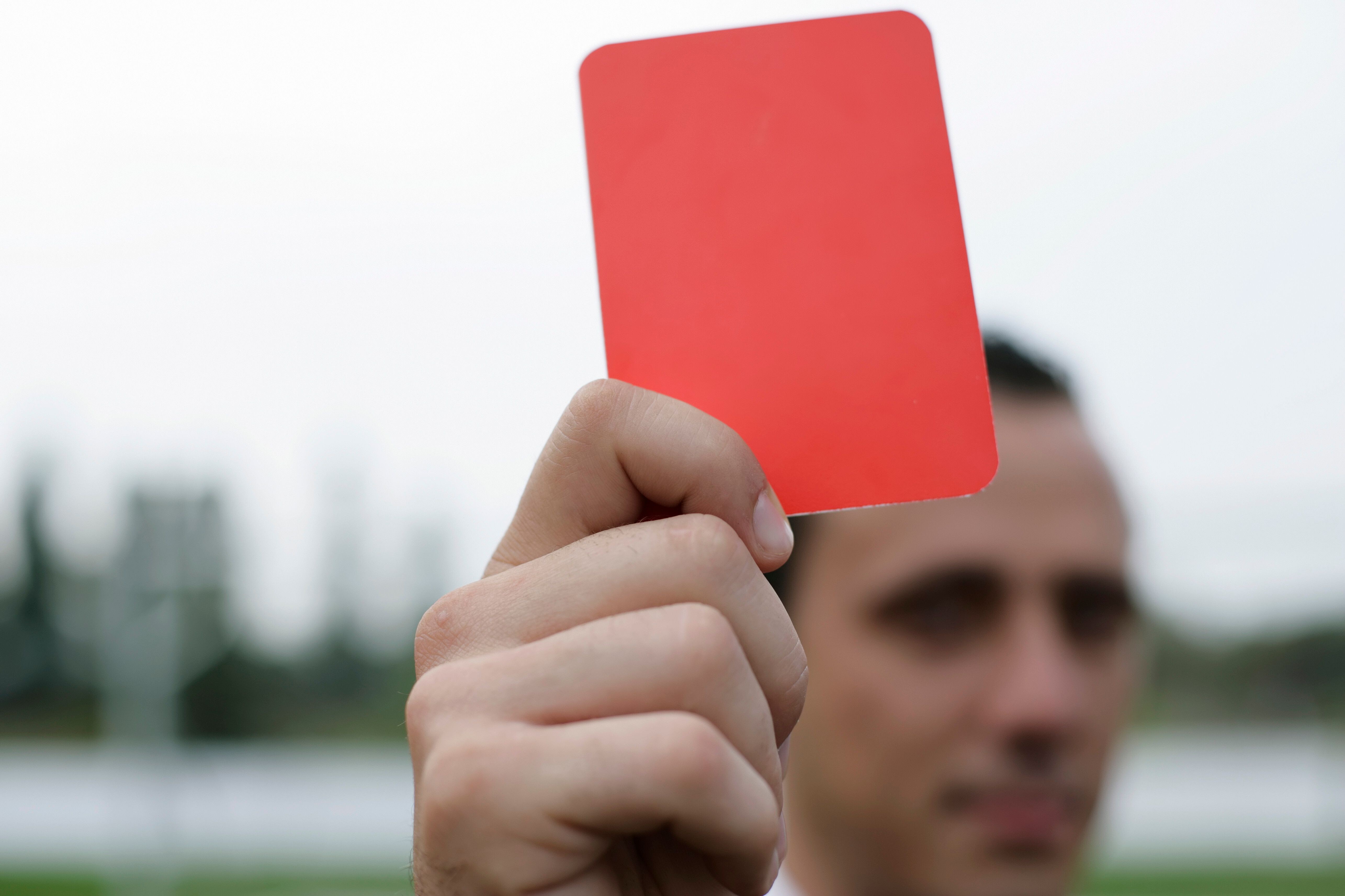 Calor extremo faz jogadores de futebol cometerem menos faltas, mostra estudo com 1 milhão de partidas