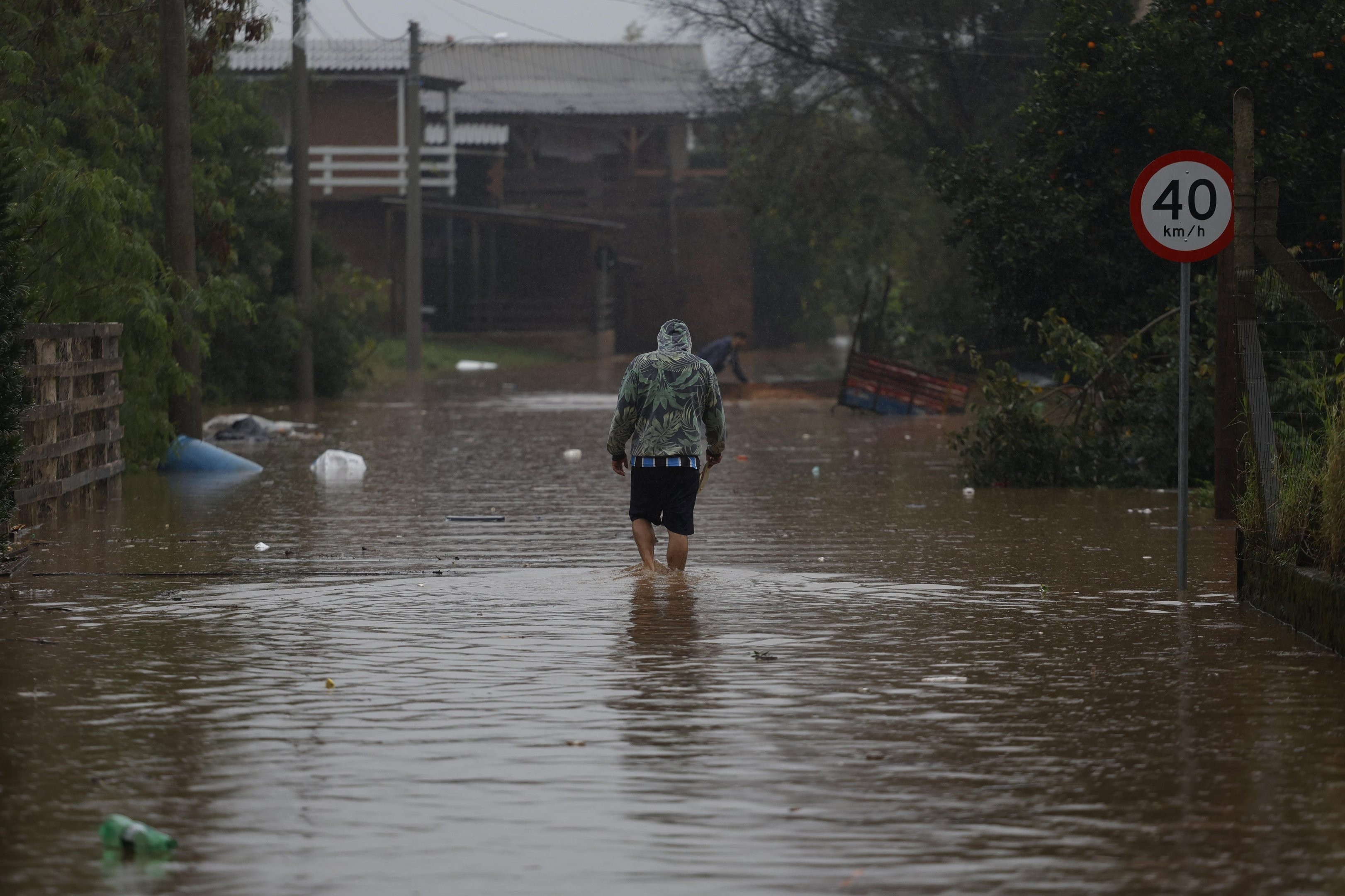 Nova frente fria chega ao RS com chuva forte e estado tem aviso de vendaval