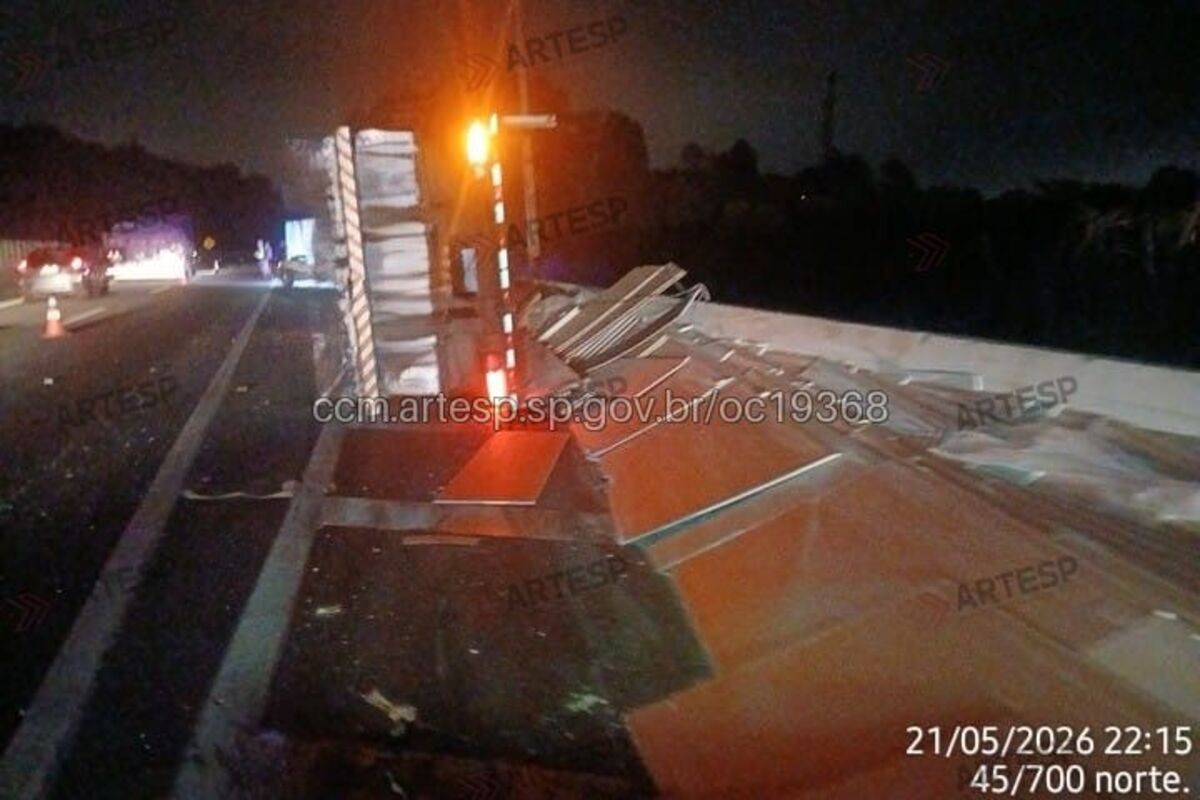Caminhão tomba na Mogi-Dutra e causa interdição temporária em Mogi das Cruzes