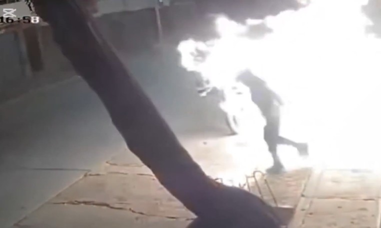 Homem tenta atear fogo em concessionária de motos, mas acaba tomado pelas chamas; VÍDEO