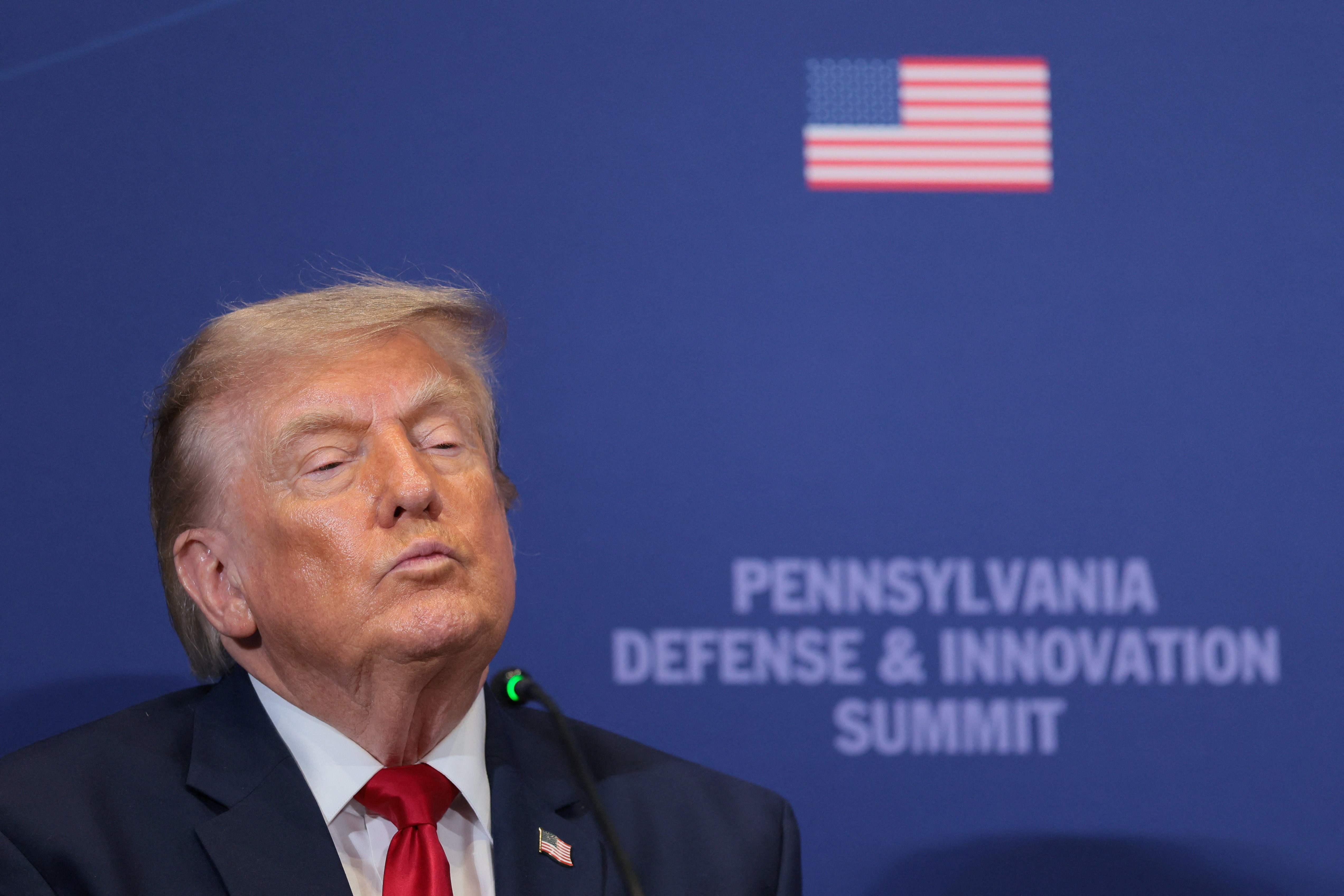 Estoques de armas em baixa: Trump pressiona fabricantes a aumentar produção de armamentos