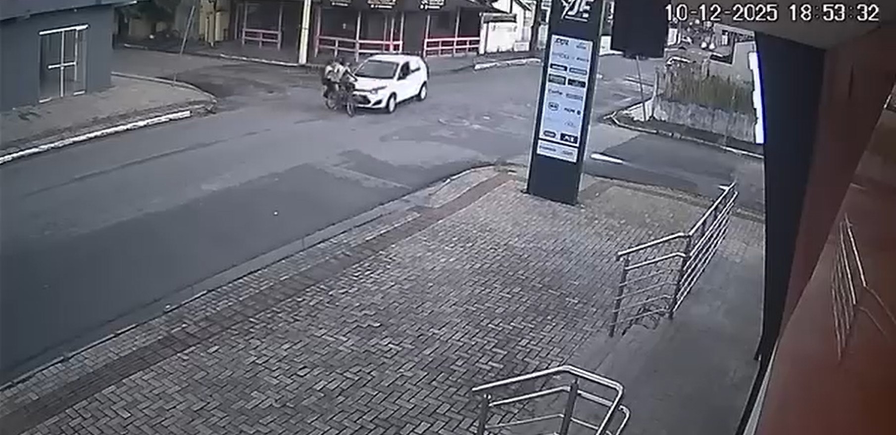 VÍDEO: Motorista bêbado atropela duas pessoas que atravessavam rua de bicicleta em SC