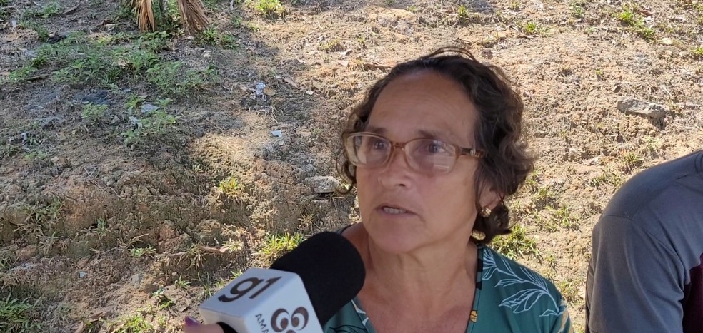 Raimunda Sombra se sente insegura ao atravessar a Avenida Cosme Ferreira. — Foto: Derick Silva/Rede Amazônica