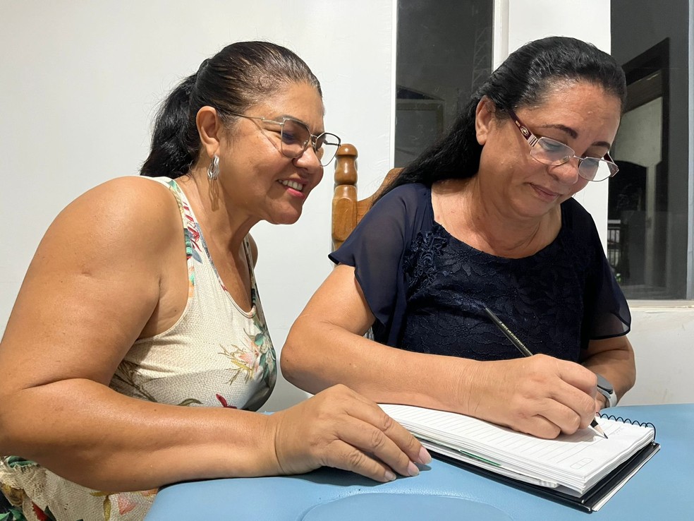 Sandra Maria (professora aposentada) &agrave; esquerda ensinando a aluna Maria das Gra&ccedil;as &agrave; direita &mdash; Foto: Jacy Fernandes/Rede Amaz&ocirc;nica
