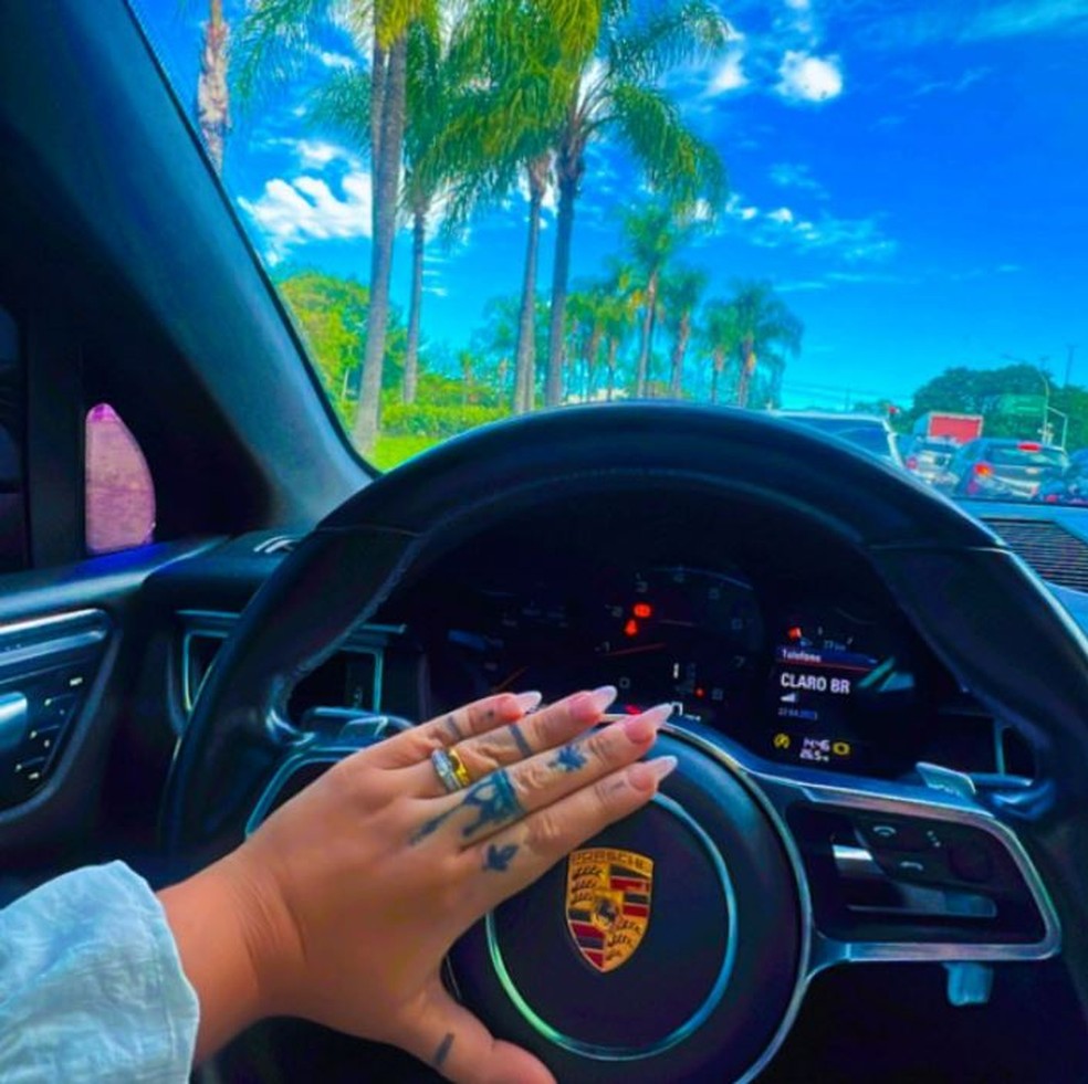 Luanne em um de seus carros — Foto: Reprodução redes sociais
