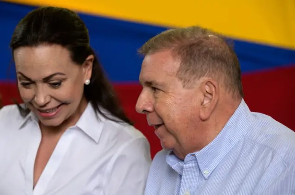 A líder da oposição, Maria Corina Machado, acompanha Edmundo González Urrutia em um evento com o partido de oposição Primeiro Justiça em Caracas, no dia 31 de maio. — Foto: Getty Images via BBC