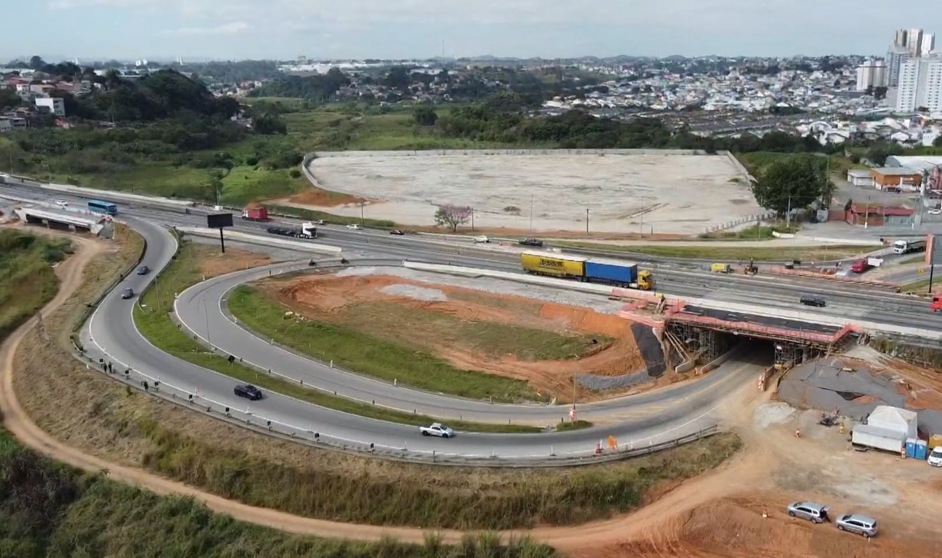Viaduto de acesso a Jacareí (SP) na rodovia Presidente Dutra é liberado