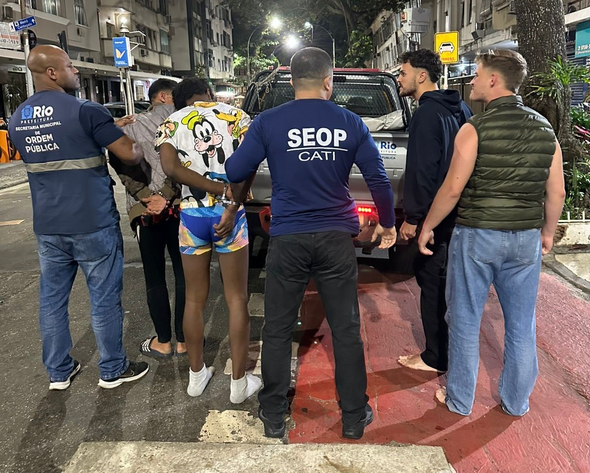 Turistas alemães são assaltados e deixados nus em Copacabana; dois suspeitos são presos 