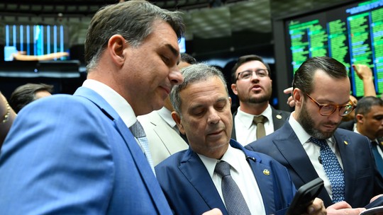 Carta golpista isola Flávio, que perde apoio até entre líderes da direita e enfraquece oposição bolsonarista a Lula