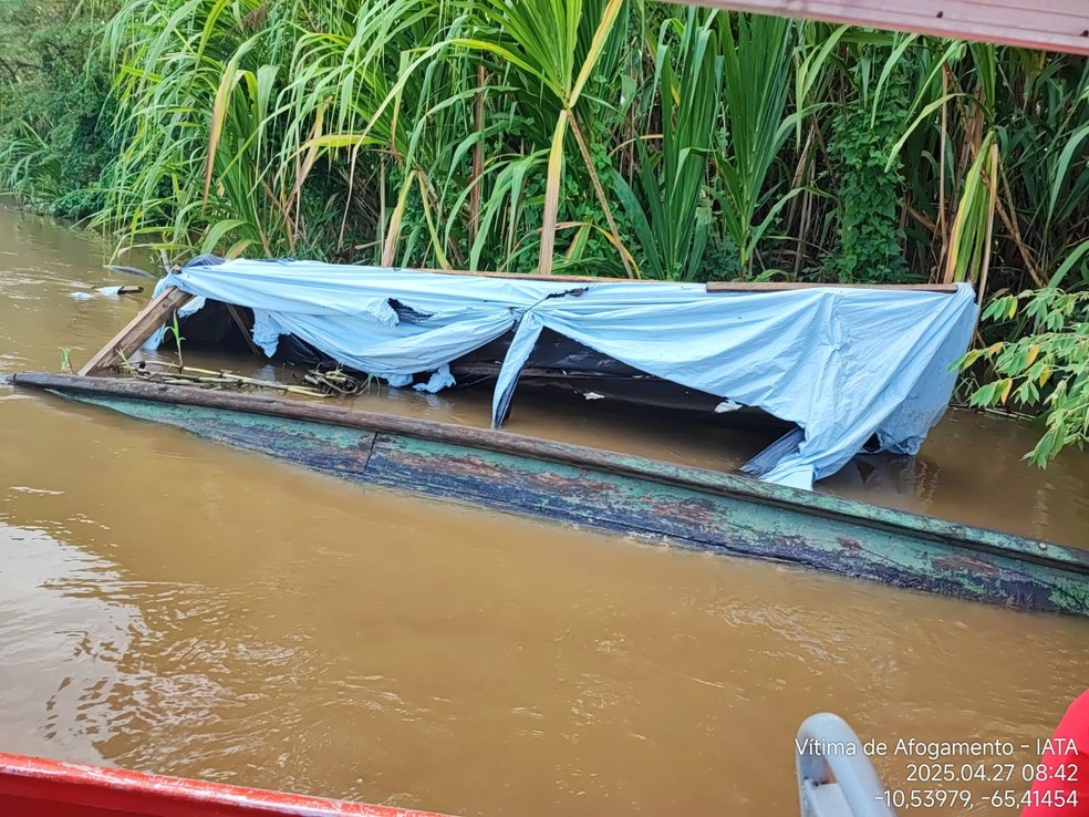 Canoa onde estava Josue dos Santos — Foto: Reprodução Polícia Civil