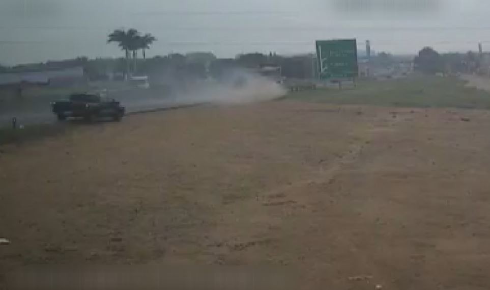 VÍDEO: caçamba carregada de terra tomba na Rodovia do Açúcar em Piracicaba