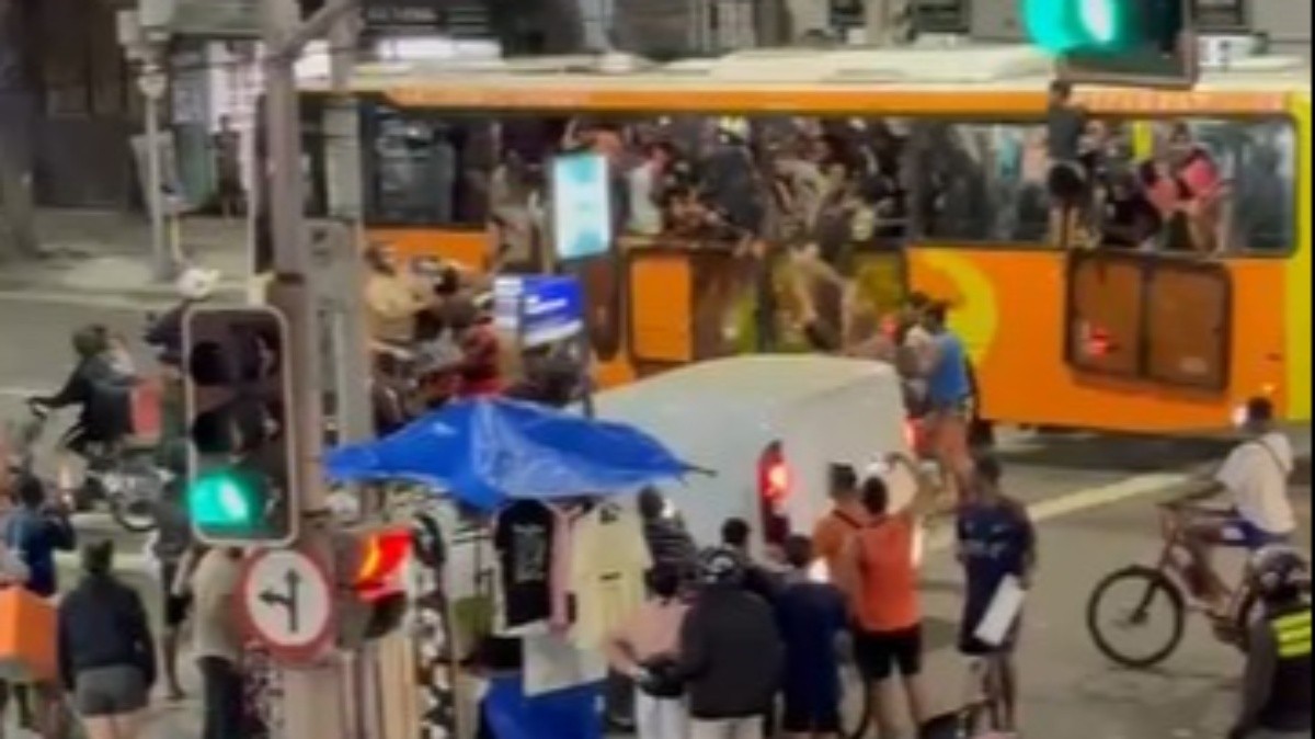 Copacabana tem tumulto na saída da praia pelo segundo dia seguido; policiais usam spray de pimenta em ônibus