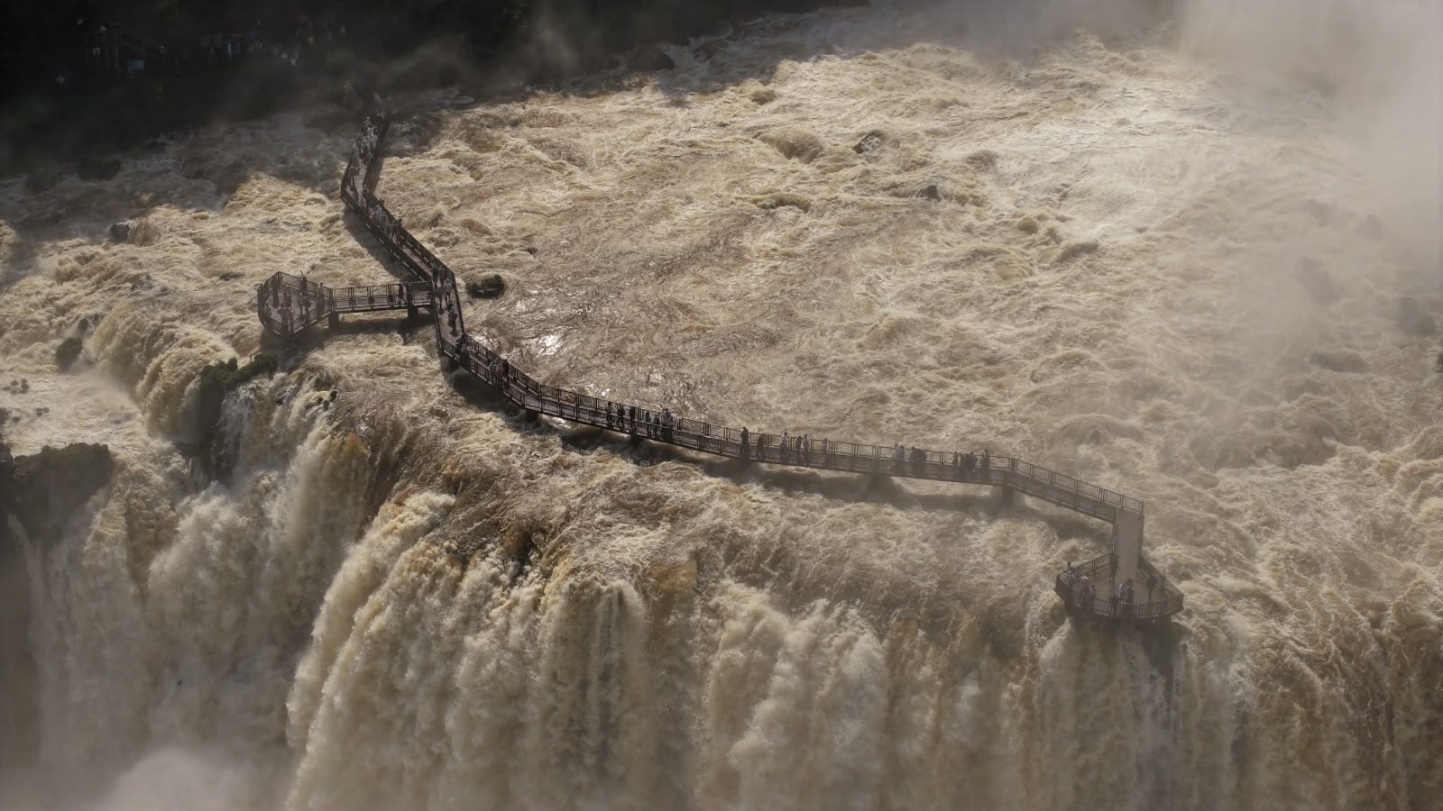 Passarela das Cataratas do Iguaçu é interditada após vazão aumentar quase seis vezes no Paraná; veja o que muda na visitação