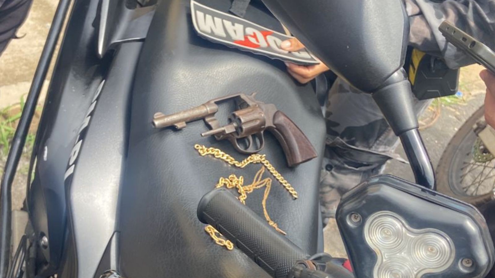 Cliente é baleado durante assalto em bar em Teresina; jovem é preso e adolescente apreendido