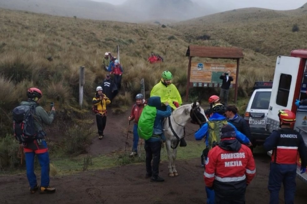 Curitibano sobrevive depois de ser atingido na cabe&ccedil;a por raio enquanto subia montanha no Equador &mdash; Foto: Cuerpo de Bomberos del Cant&oacute;n Mej&iacute;a