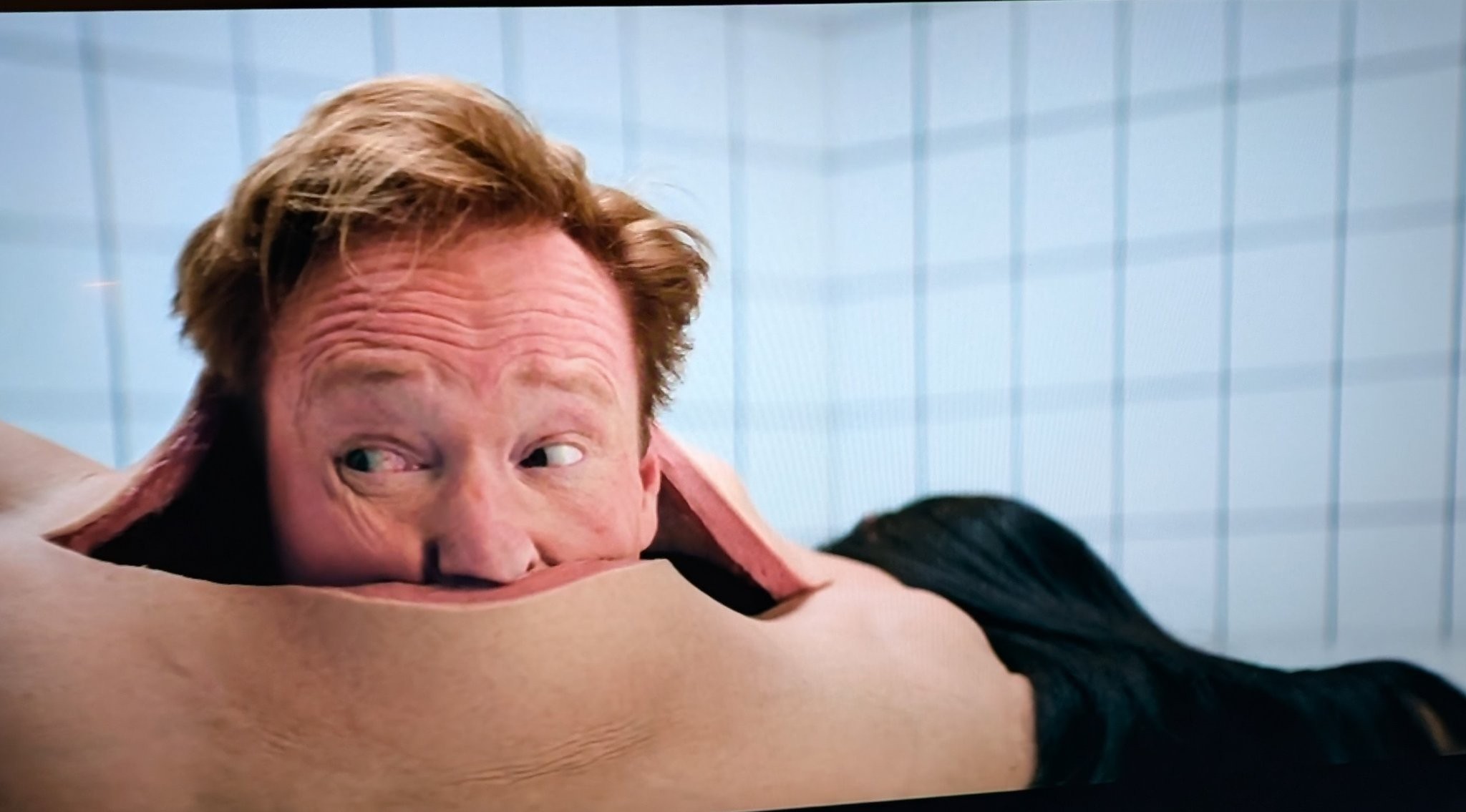 Conan O'Brien começa Oscar 'saindo de dentro' da Demi Moore em paródia de 'A Substância'