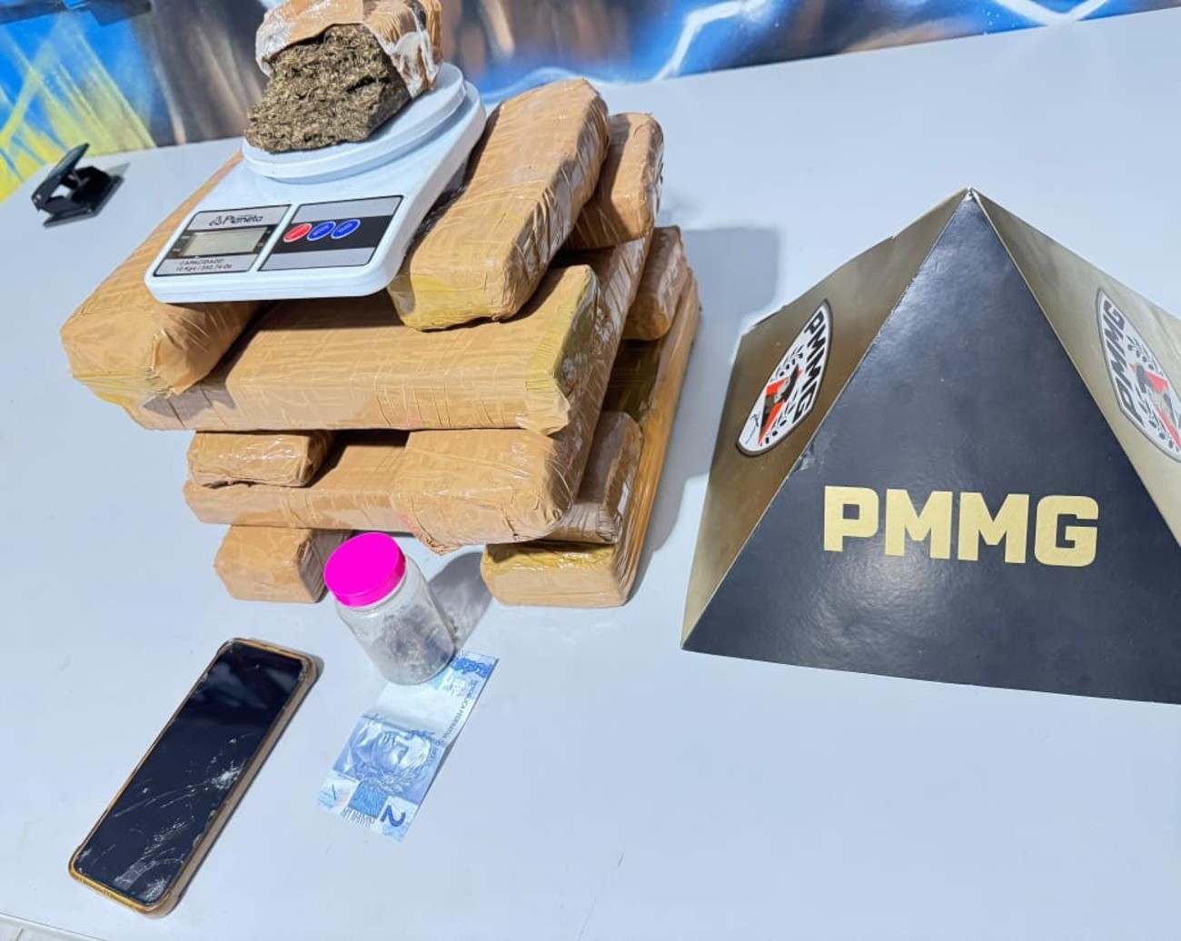 Homem é preso após ser flagrado jogando barras de maconha pela janela em Ipatinga