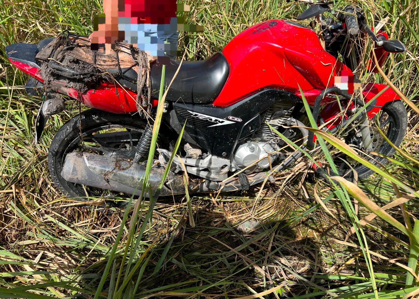 Homem morre e esposa fica ferida após moto sair da pista e cair em ribanceira na BR-232, em Caruaru