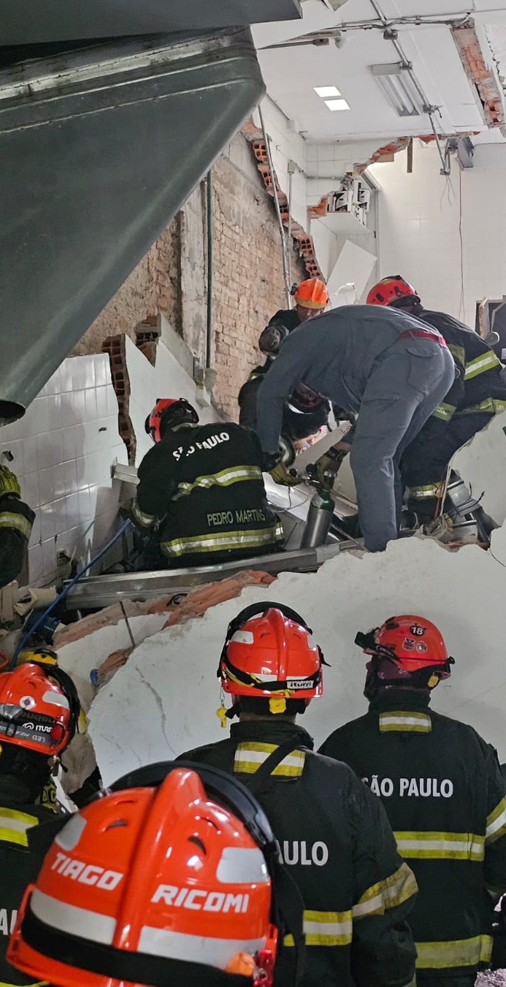 Parte do restaurante Jamile desabou após explosão de gás — Foto: Reprodução/Corpo de Bombeiros