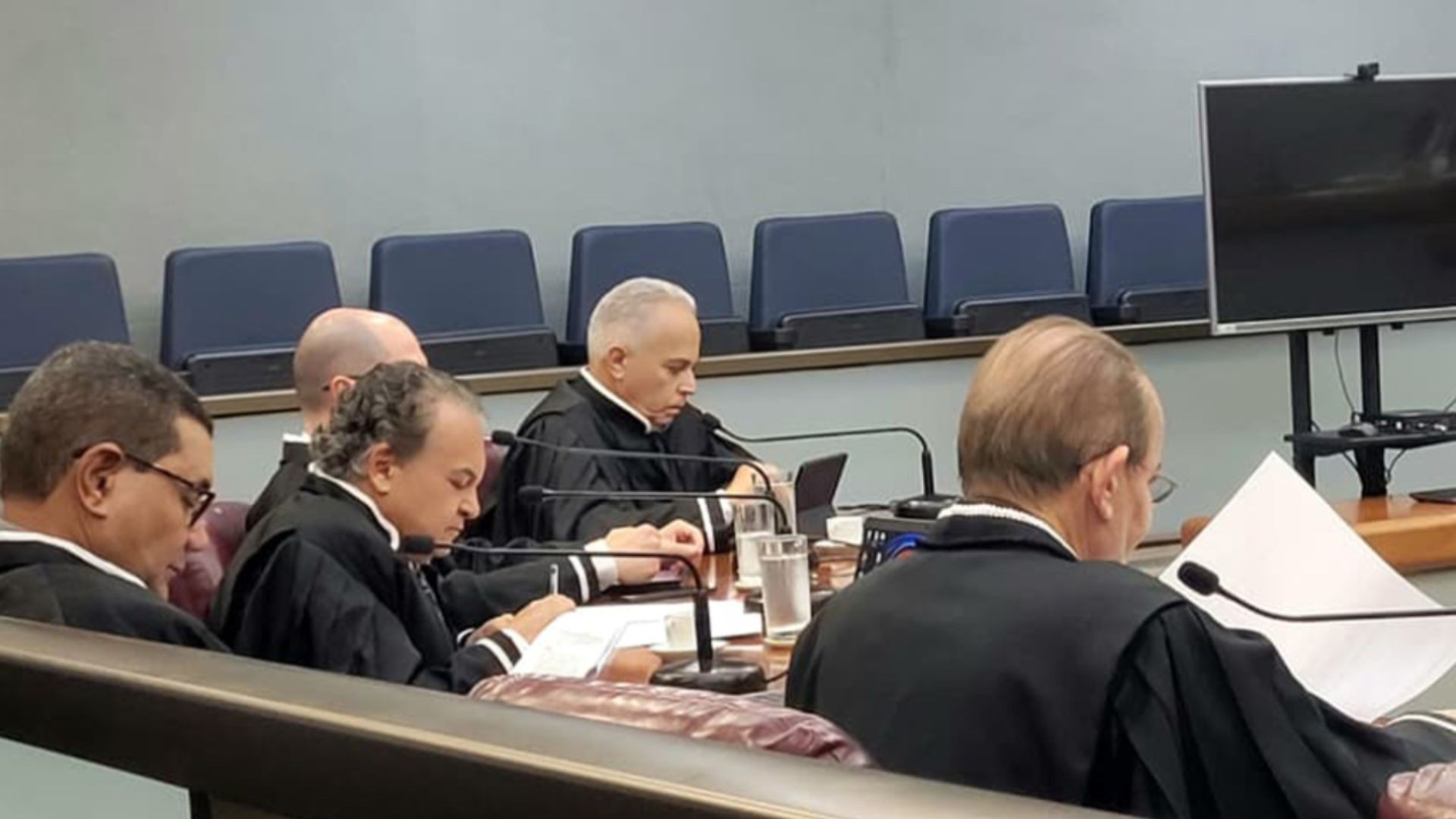 PIX e transferências para contas pessoais: ex-diretora de escola é condenada a devolver mais de meio milhão em MG