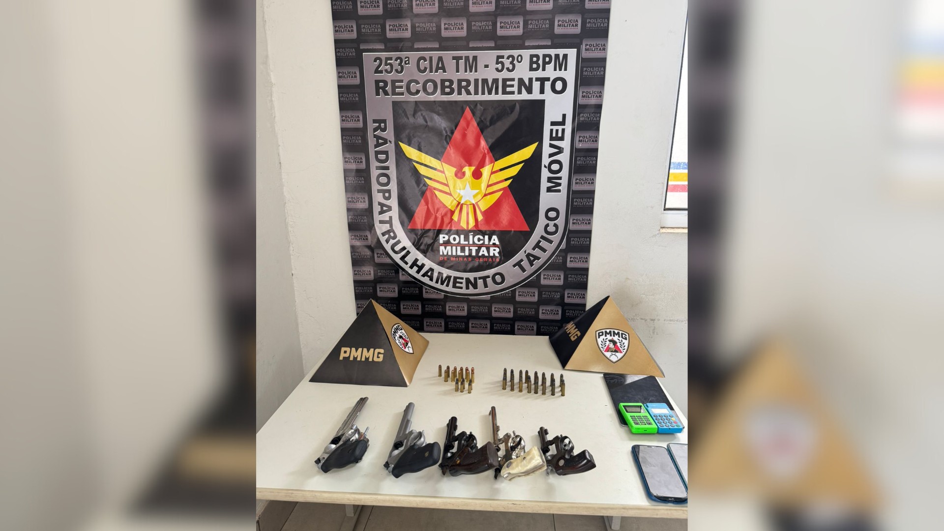 Seis são detidos com armas e munição dentro de mochila em MG