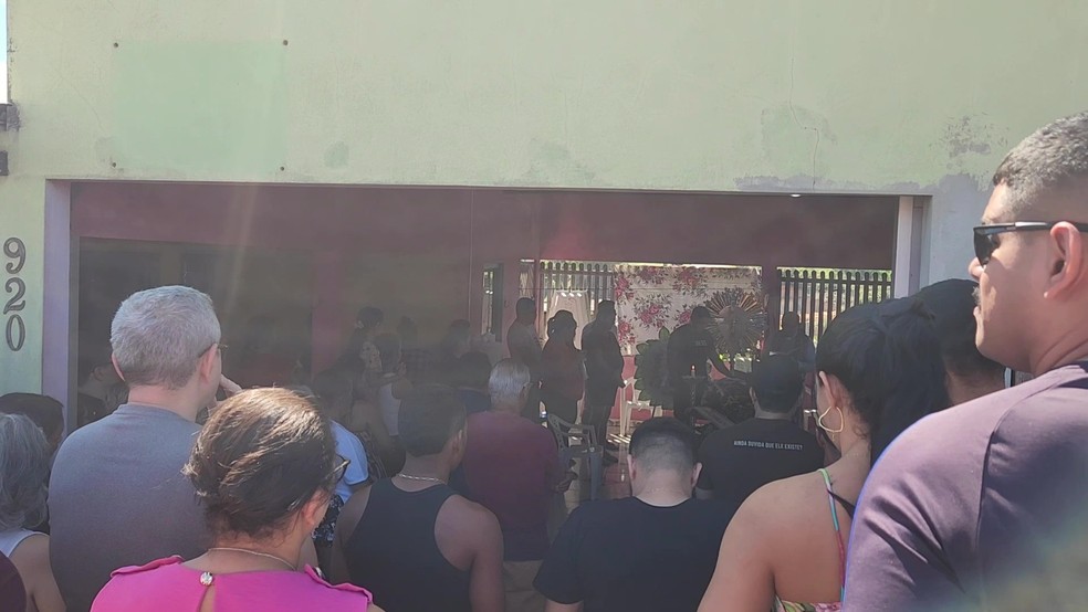 Velório ocorreu na casa da mãe de Jéssica, no bairro Cohab, em Cruzeiro do Sul — Foto: Reprodução/Rede Amazônica Acre