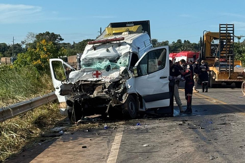 Ambulância que bateu em ônibus na BR-364 em RO — Foto: Reprodução