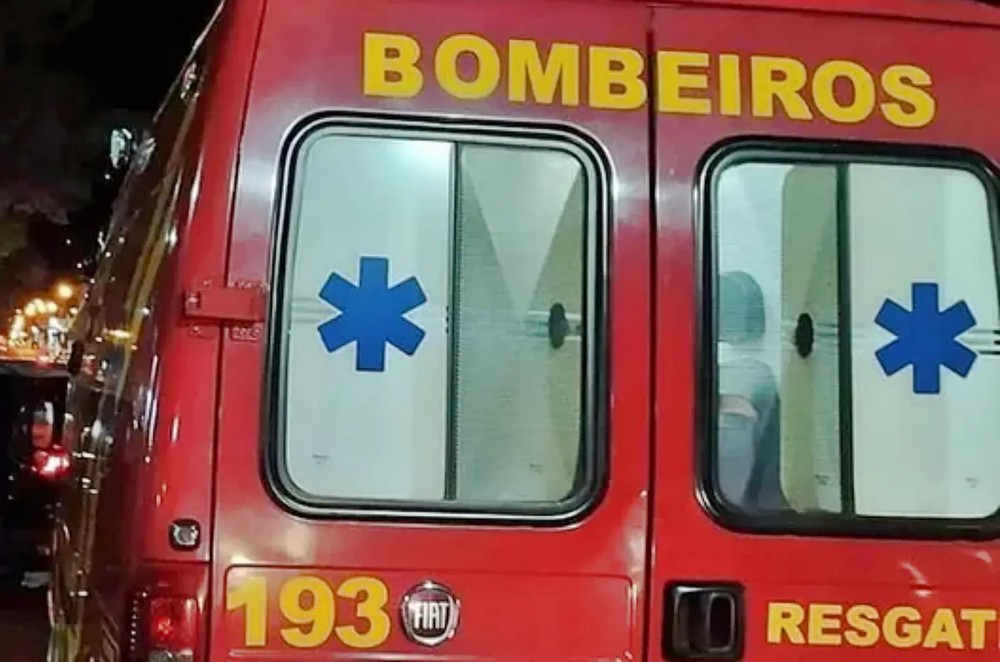  Uberlândia: Motorista faz conversão irregular e bate em motociclista na faixa de ônibus da Avenida João Naves de Ávila