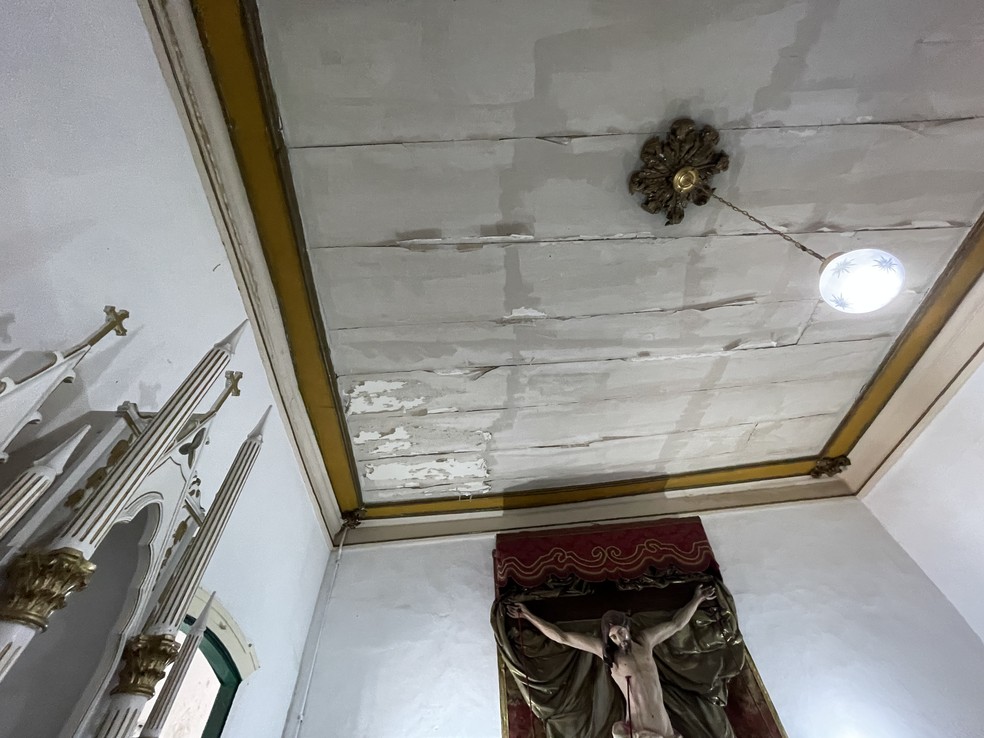 Teto de igreja histórica soteropolitana está danificado — Foto: Itana Alencar/g1