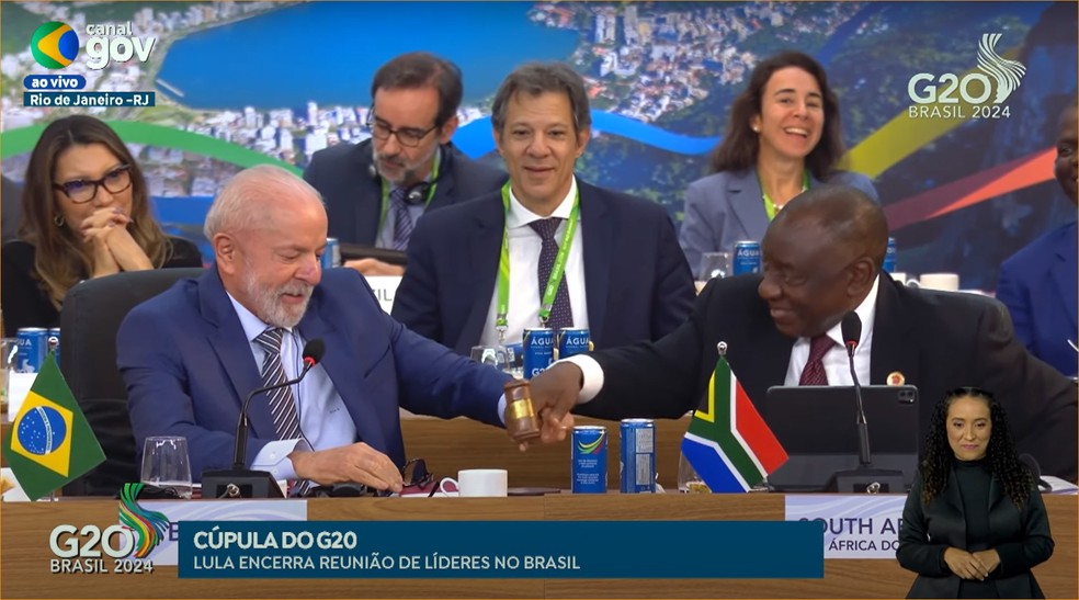 Lula passou a presidência rotativa do G20 para o colega Cyril Ramaphosa, da África do Sul — Foto: Reprodução/EBC