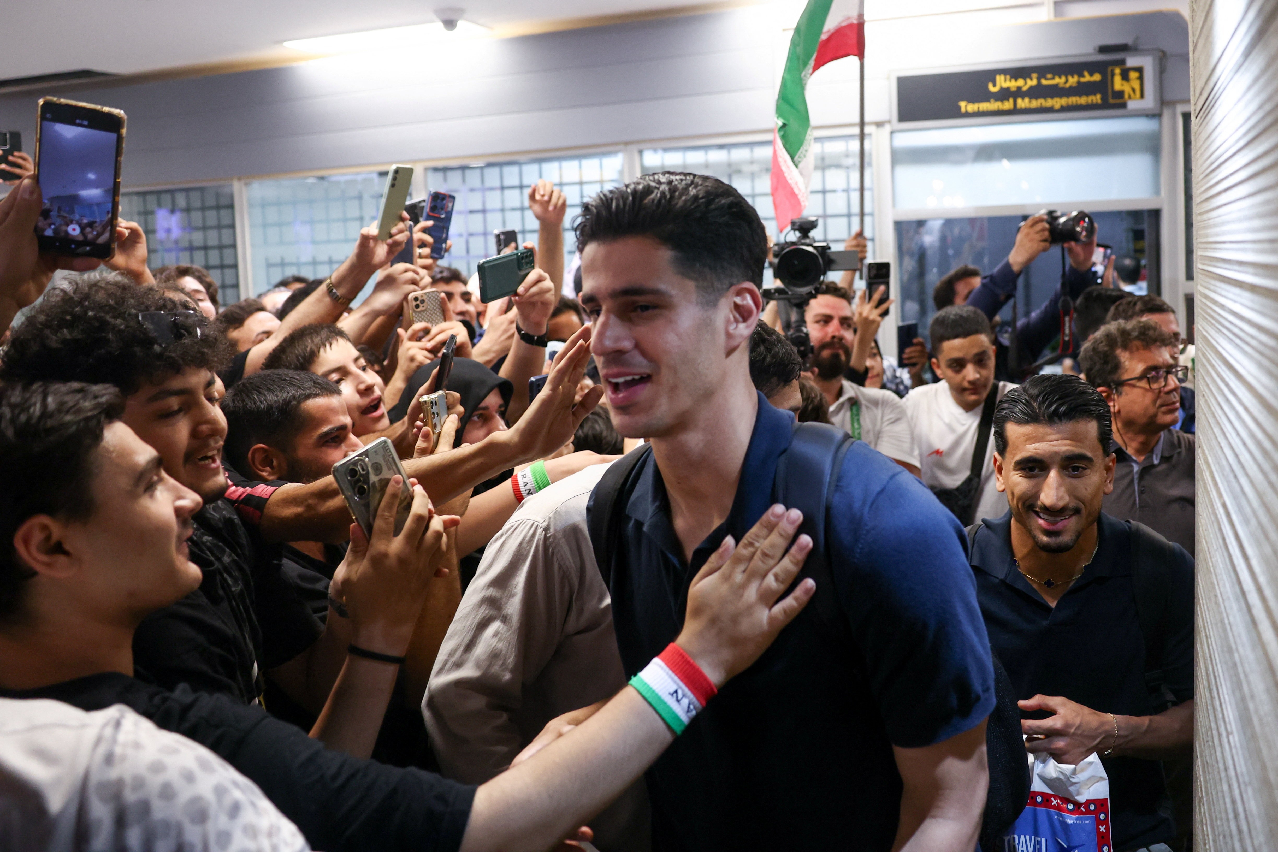 Seleção iraniana é recebida com festa no retorno a Teerã