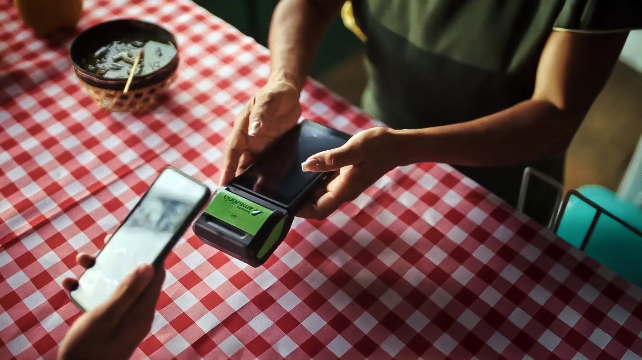 Maquininha do Banco da Amazônia amplia inclusão financeira na Amazônia Legal
