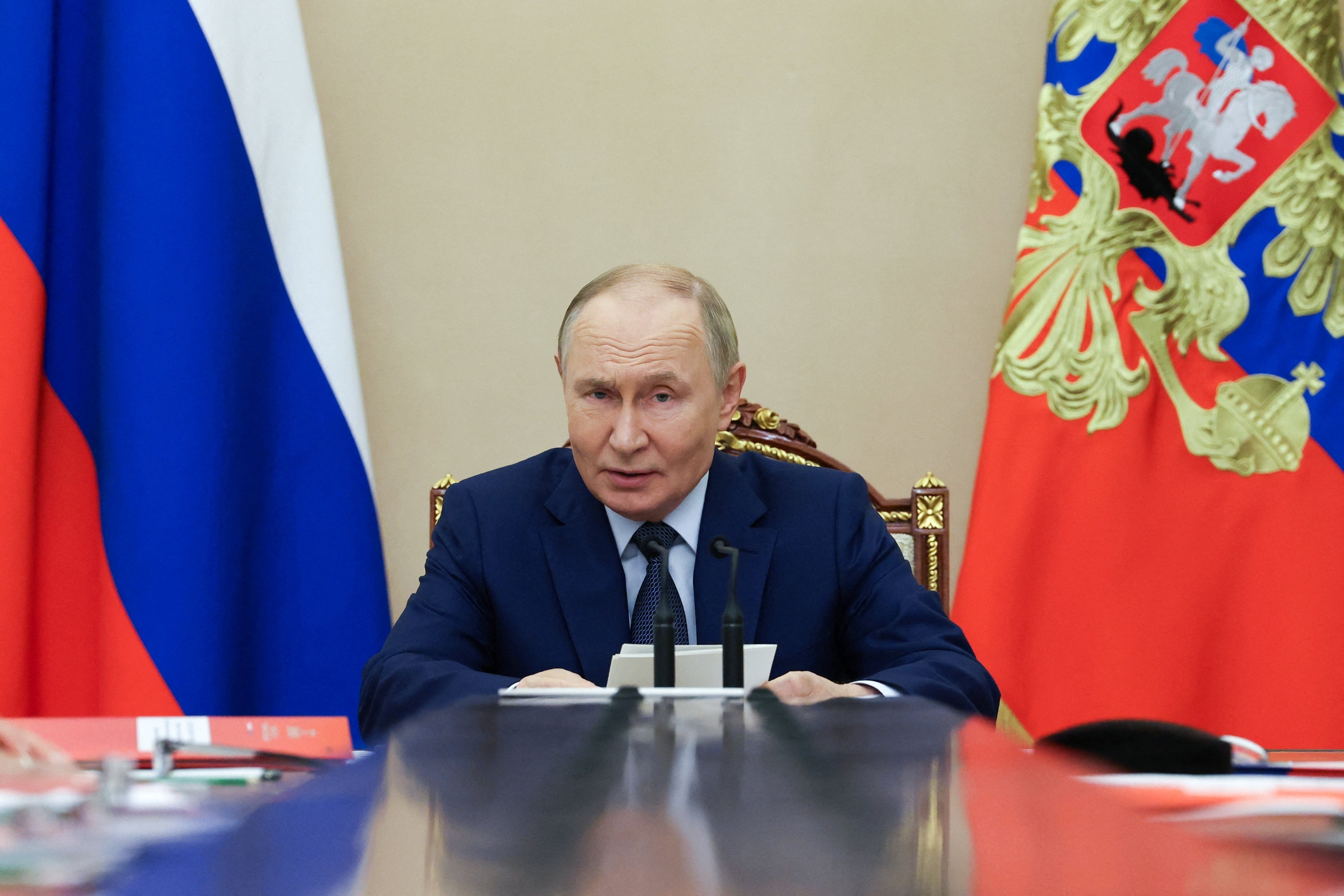 Putin oferece a Trump estender acordo de controle de armas nucleares com os EUA