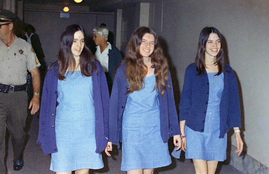Leslie Van Houten (direita) e duas outras mulheres da 'família' Manson, em 1970